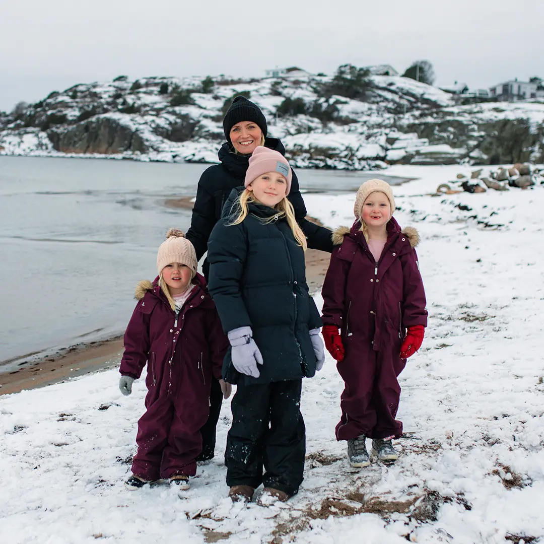 Susanne Johansson med döttrarna Adele, Azalea och Allie på stranden Vita sand.