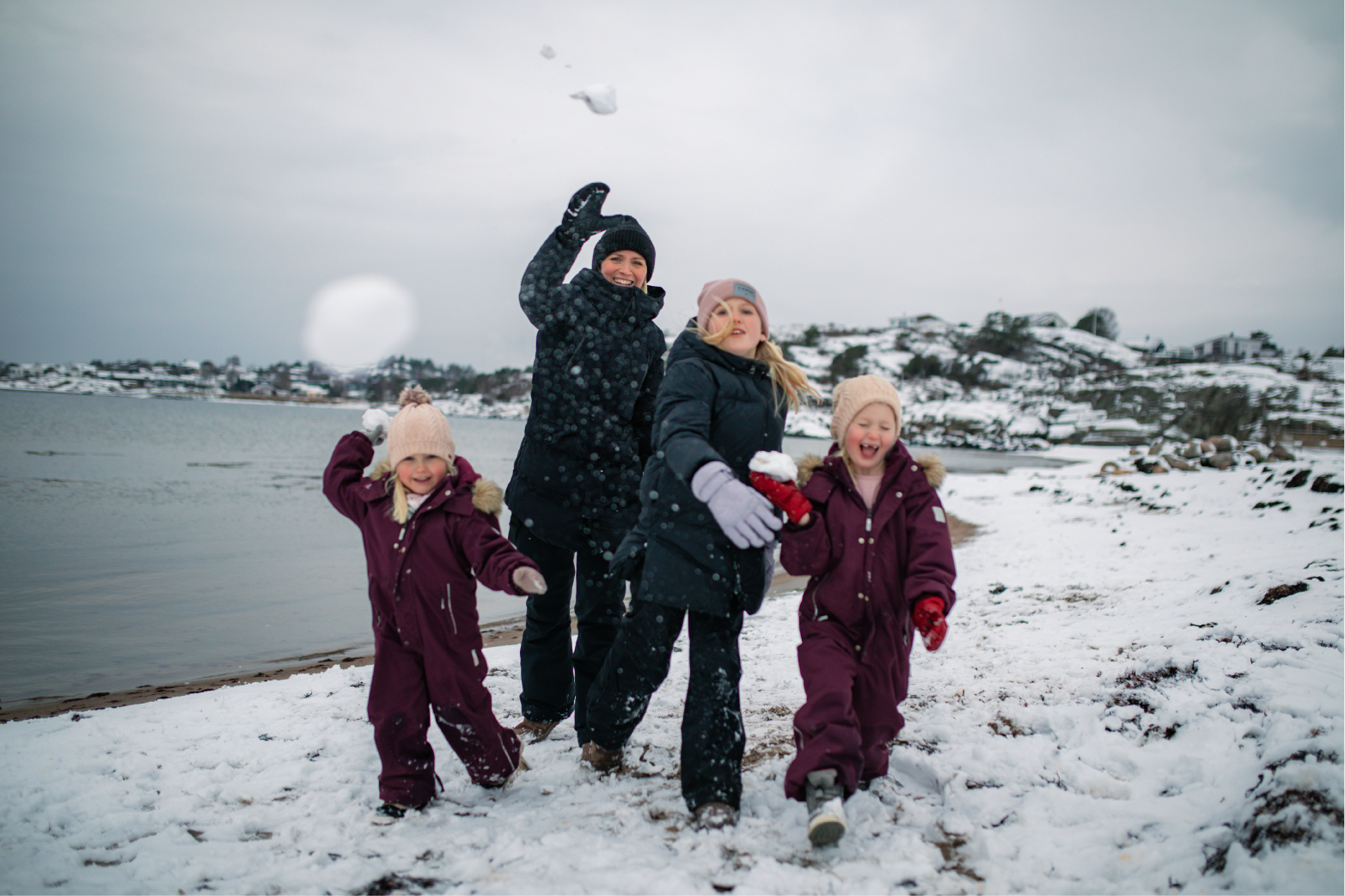 Susanne Johansson är en av många hallänningar som valt att flytta tillbaka. Efter flera år i Göteborg bor familjen i Åsa. Döttrarna Adele, Azalea och Allie gillar att leka på stranden.